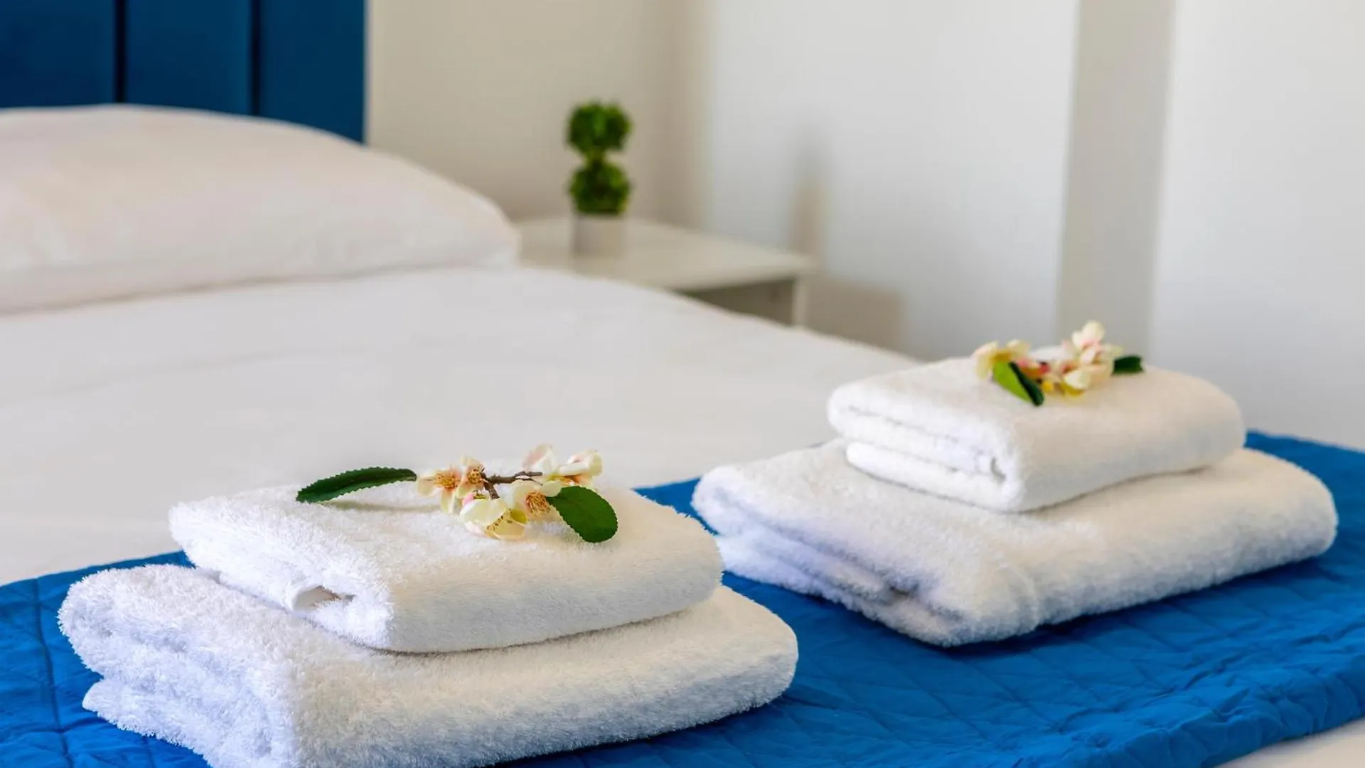 Airbnsea City Centre Side Sea View Apartments Larnaca