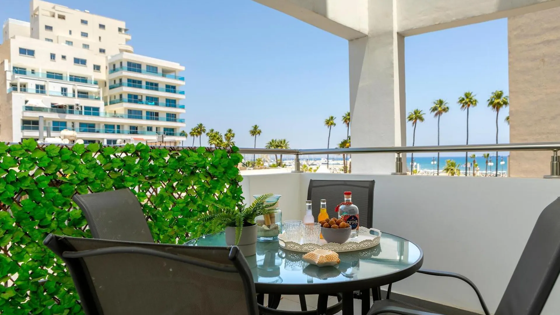 Airbnsea City Centre Side Sea View Apartments Larnaca 0*,  Cypr