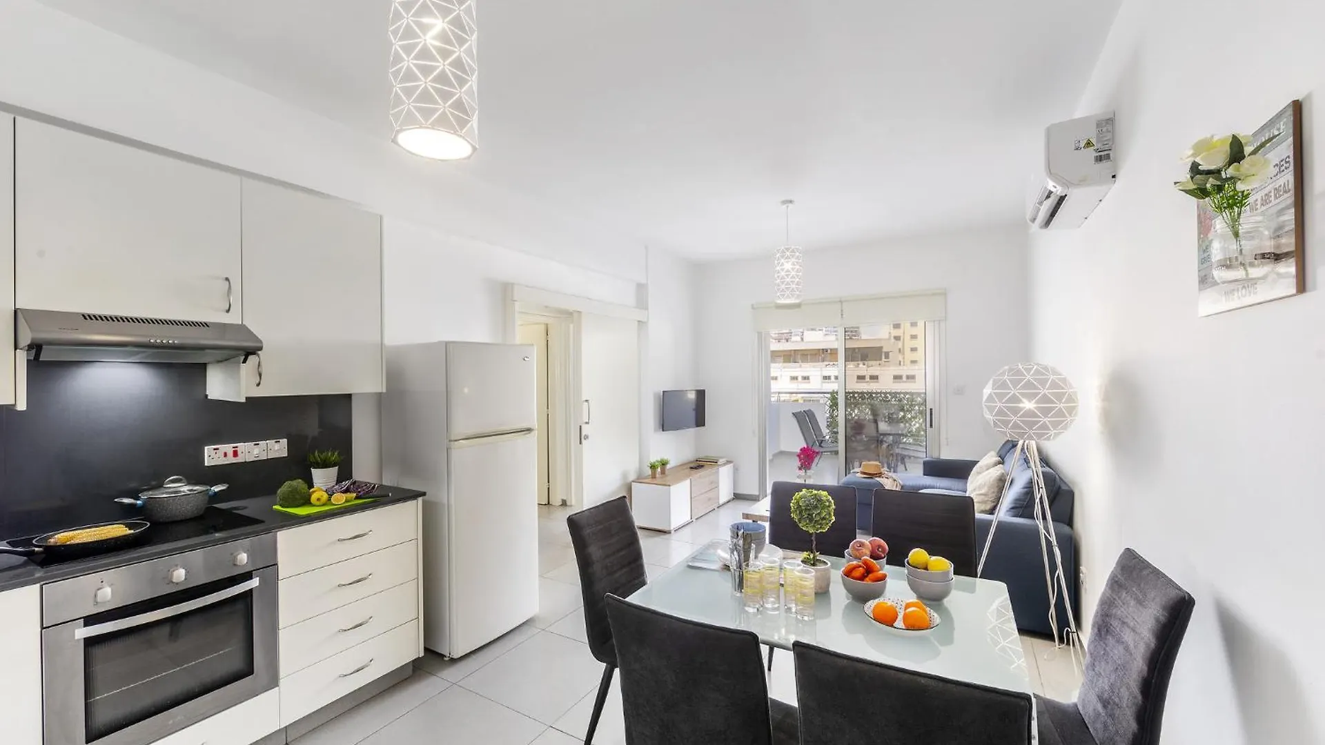 Airbnsea City Centre Side Sea View Apartments Larnaca