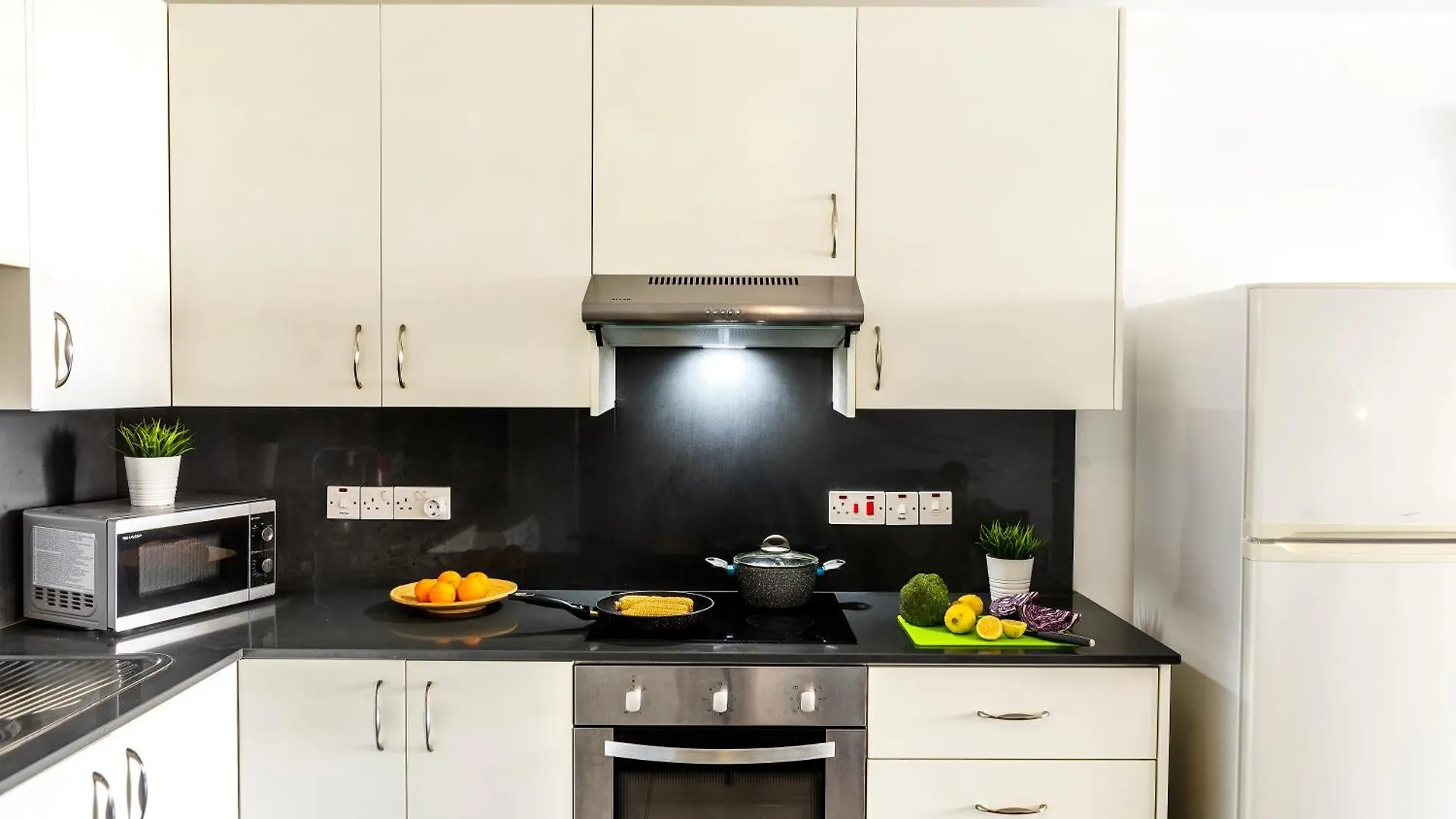 Airbnsea City Centre Side Sea View Apartments Larnaca
