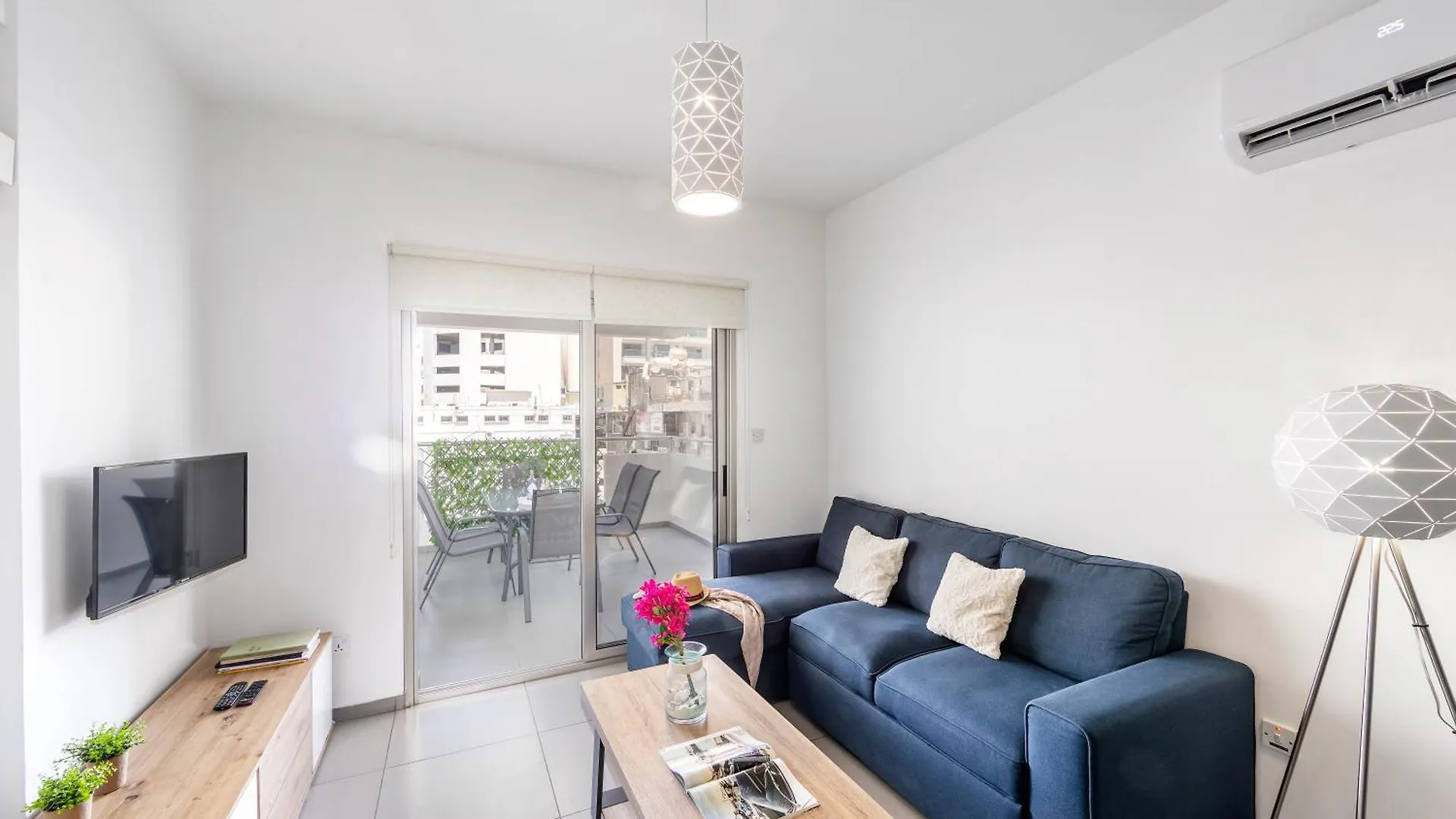 Airbnsea City Centre Side Sea View Apartments Larnaca Cypr