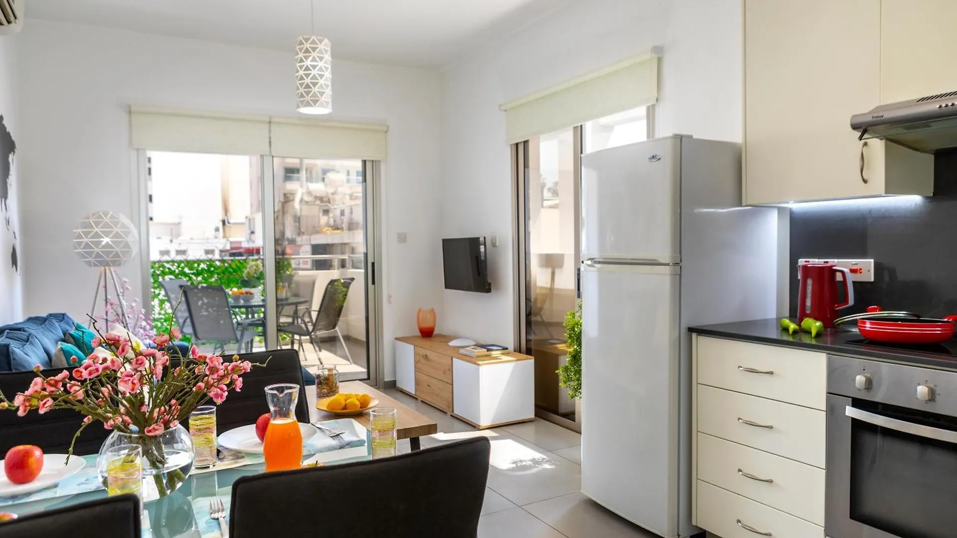 Airbnsea City Centre Side Sea View Apartments Larnaca