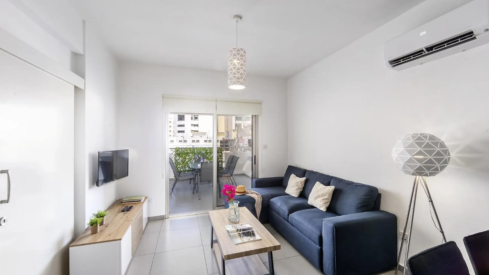 Airbnsea City Centre Side Sea View Apartments Larnaca