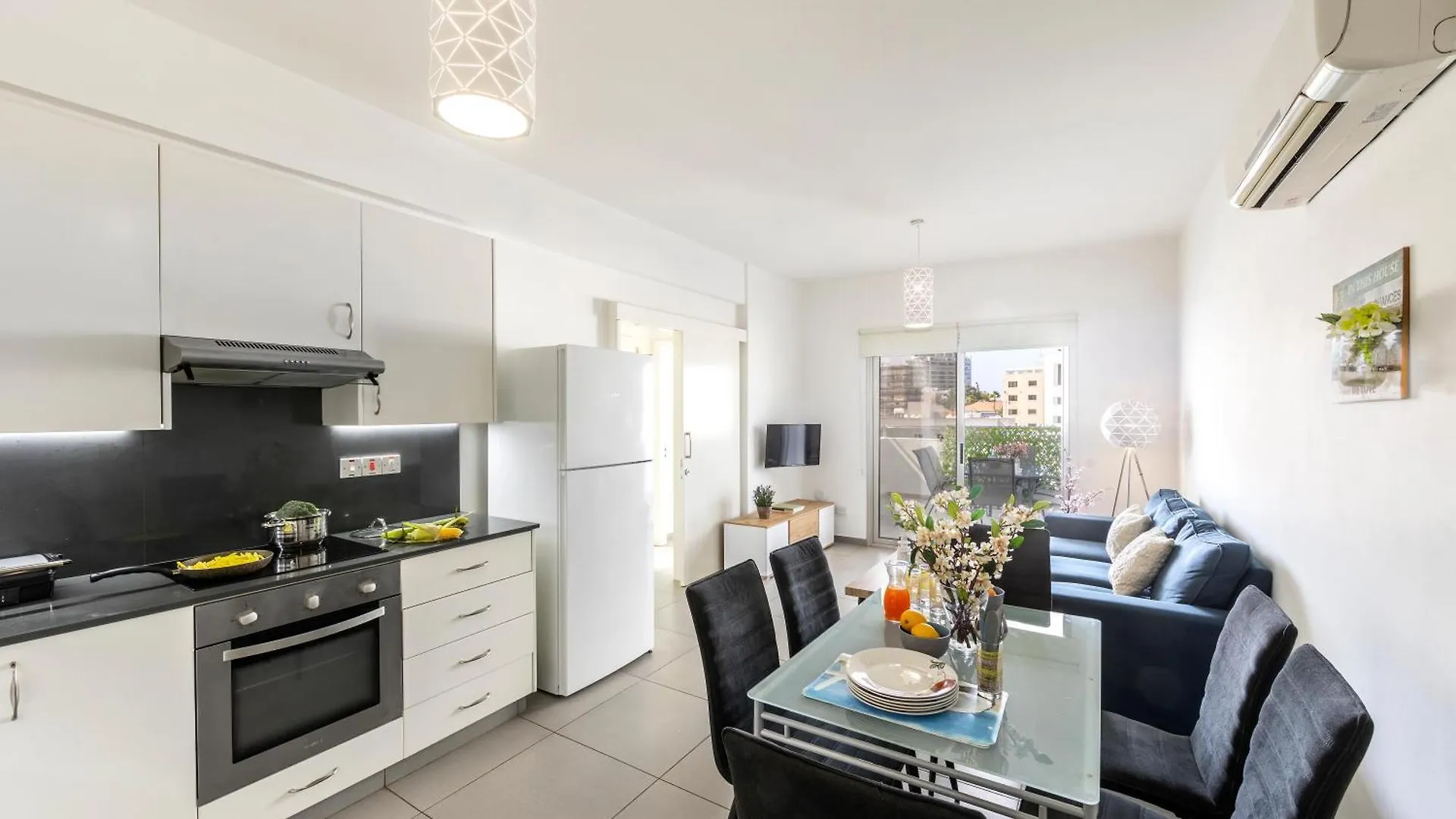 Airbnsea City Centre Side Sea View Apartments Larnaca 0*,  Cypr