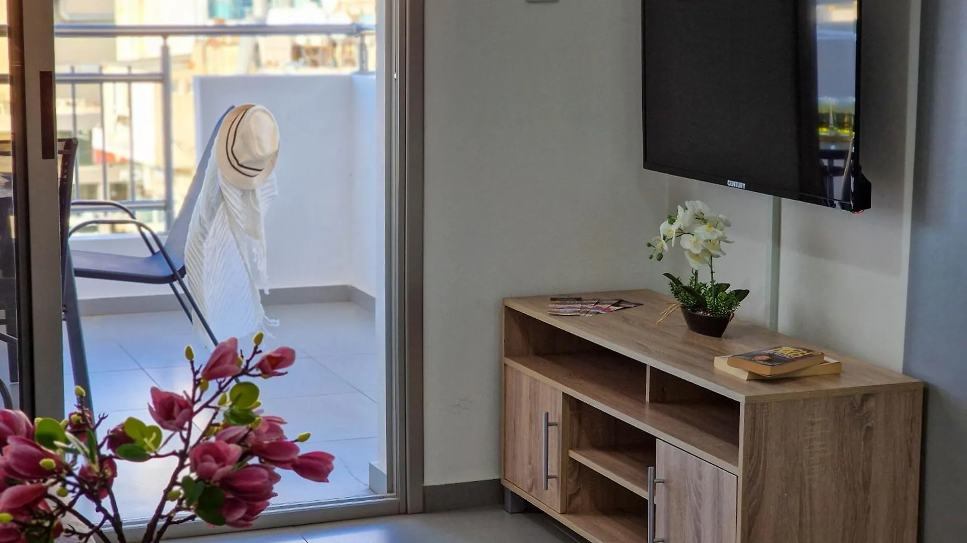 Airbnsea City Centre Side Sea View Apartments Larnaca Cipro