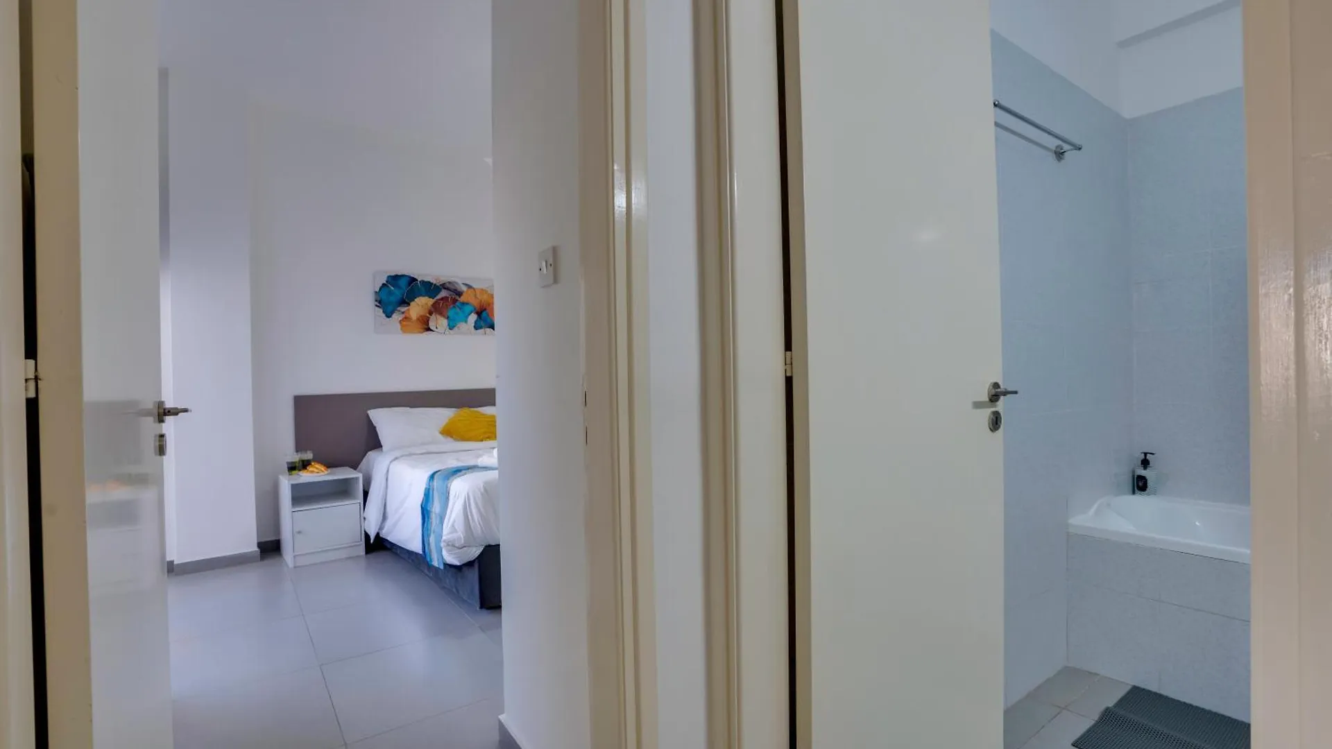 Airbnsea City Centre Side Sea View Apartments Larnaca